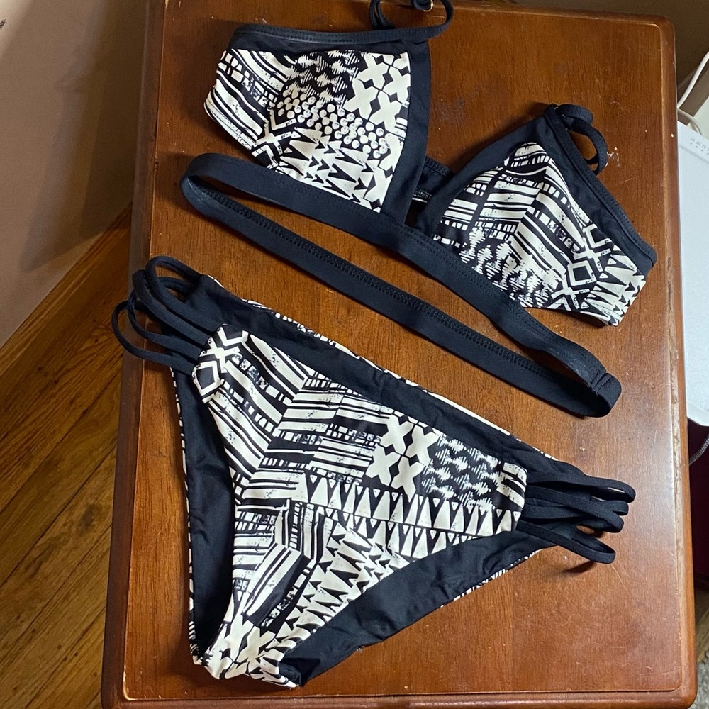 L Space Platinum Bikini Top + Barracuda reversible Bottom